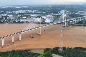 Cầu dây văng có tĩnh không cao nhất Việt Nam đã hoàn thiện, vẫn phải chờ đợi để được thông xe
