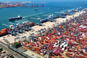Xuất khẩu bứt phá giúp Trung Quốc ‘chơi rắn’ trong cuộc chiến thuế quan với Mỹ