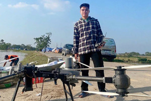 Chân dung chàng trai SN 2006 bay drone chuyển hàng trăm tấn hàng đến người dân vùng lũ