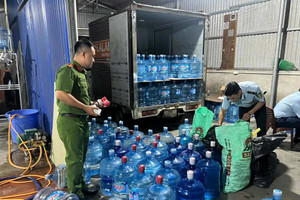Khởi tố 4 bị can sản xuất, buôn bán nước Lavie giả