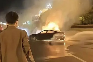 Xe điện bốc cháy chỉ vài giây sau tai nạn, người đi đường bất lực nhìn ngọn lửa bao trùm