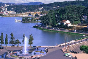 Hồ nước nhân tạo hình lưỡi liềm rộng 25ha, là biểu tượng của Đà Lạt đón tin vui