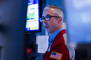 Chứng khoán Mỹ biến động mạnh sau phát biểu của Chủ tịch Fed và căng thẳng thương mại Mỹ - Trung leo thang