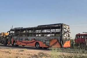 Xe khách bất ngờ bốc cháy dữ dội khi đang di chuyển, 20 hành khách thiệt mạng