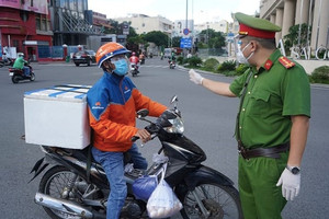 Cảnh báo: Mất hàng trăm triệu đồng vì quét mã QR hoàn tiền của shipper