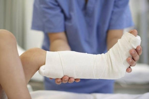 Trung Quốc phát minh ra 'keo siêu dính' giúp liền xương chỉ trong vài phút