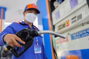 Giá xăng tăng, giá dầu giảm nhẹ từ chiều nay