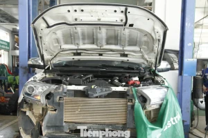 Sau lũ lịch sử, ô tô tiền tỷ bị ngập nước nằm chờ 'cấp cứu'