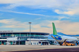 Sân bay từng là căn cứ của Không quân Việt Nam do Mỹ xây dựng nỗ lực gỡ khó khi đang xây đường băng