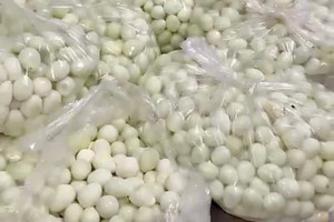 Phụ huynh Hà Nội phát hiện thịt, trứng cút bốc mùi tuồn vào trường học