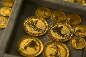 Ai quyết định giá trị của vàng, giá vàng được tính như thế nào?