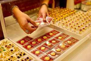 Lý giải nguyên nhân khiến giá vàng tăng chóng mặt và lời khuyên từ chuyên gia dành cho nhà đầu tư Việt