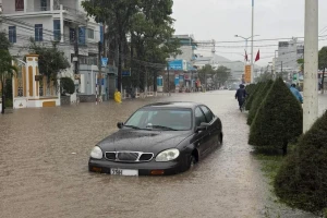 Mưa lớn, nhiều nơi ở Nha Trang ngập nặng