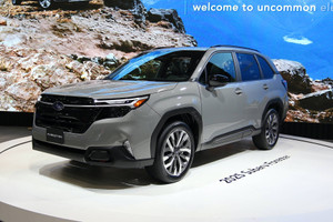 SUV Nhật nhập thẳng về Việt Nam, đẹp như xe châu Âu, trang bị 'mắt thần' 4.0 nhưng xác định chật vật trước Mazda CX-5, Hyundai Santa Fe vì... đắt