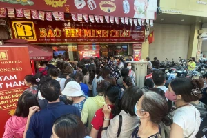 Cửa hàng treo biển hết vàng, nhiều người không chịu rời đi