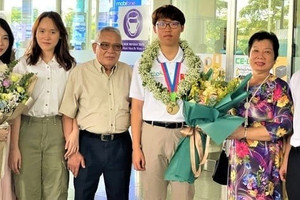 'Gia đình siêu trí thức' tại Hà Nội: Con đoạt Huy chương Vàng, bố là Phó Giám đốc bệnh viện lớn, cả họ toàn thạc sĩ trở lên