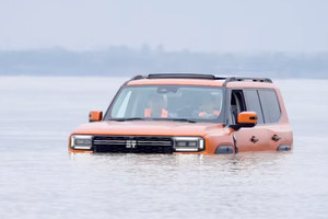 Chiếc SUV hybrid bơi ngang sông dài nhất châu Á chỉ trong 22 phút, sở hữu sức mạnh lội nước vô địch, tổng công suất đạt tới 751 mã lực