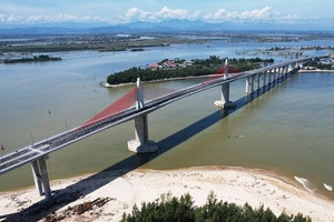 Cầu vượt biển dài nhất miền Trung gặp khó, nguy cơ trễ hẹn thông xe