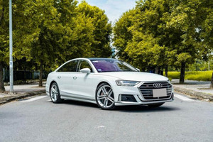 Giá lăn bánh khoảng 15 tỷ, sử dụng 4 năm đem bán, chủ xe Audi S8 nhận về cái kết khiến dân chơi xe ngỡ ngàng