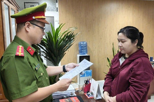 Khởi tố, cấm đi khỏi nơi cư trú một nữ cán bộ ngân hàng sinh năm 1995