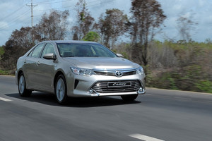 Cầm 500 triệu trong tay, người tỉnh táo biết ngay chọn gì giữa Toyota Camry và VinFast Lux A2.0
