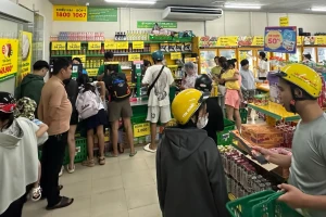 Người dân Đà Nẵng đổ xô mua thực phẩm dự trữ trước khi bão số 12 đổ bộ