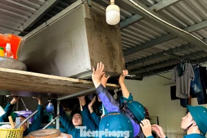 Đà Nẵng trước giờ bão vào: Lực lượng chức năng gõ cửa từng nhà hỗ trợ dân kê đồ, di dời