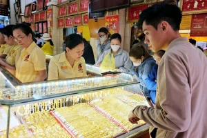 Giá vàng trong nước giảm tới 5 triệu đồng/lượng, nên mua hay bán lúc này?