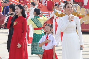 Gia thế thật của bé gái 7 tuổi cực 'đắt show', từng song ca với Mỹ Tâm tại Đại lễ 2/9