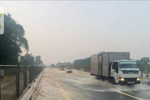 Cấm xe qua điểm ngập sâu, dừng tàu đường sắt miền Trung do bão Fengshen