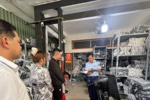 TPHCM phát hiện hơn 1.500 áo khoác 'ba không' chào bán ở chợ mạng