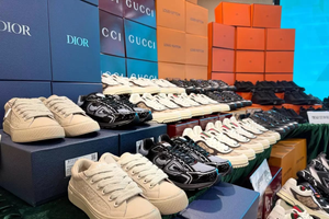Theo dõi 2 xe tải chạy xuyên biên giới, công an triệt phá đường dây buôn bán hàng hiệu Nike, Adidas và Gucci giả, tịch thu hơn 18.000 sản phẩm trị giá 33 tỷ đồng