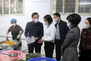 Lỏng lẻo trong kiểm soát nguồn gốc thực phẩm suất ăn bán trú học sinh