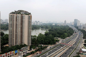 Chiếm dụng tầng thượng chung cư để xây biệt thự 1.000m2 giữa lòng thành phố, đại gia bị chính quyền yêu cầu tháo dỡ khẩn cấp