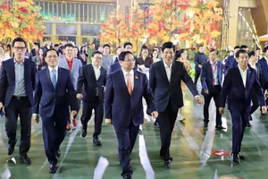 Thủ tướng thị sát siêu hội chợ lớn nhất Việt Nam do Vingroup làm 'kiến trúc sư' ngay trong đêm