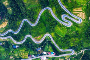 Cung đèo hiểm trở bậc nhất Việt Nam, được xây dựng bởi 1.300 thanh niên xung phong cùng hơn 1.000 dân công thuộc 16 dân tộc