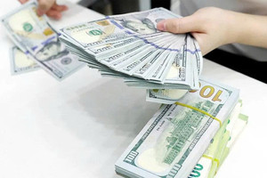 Tỷ giá USD hôm nay 25/10: USD tự do tăng vọt lên sát 28.000 đồng