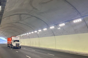 Hầm xuyên núi duy nhất Việt Nam trải bê tông nhựa toàn bộ: Huy động 1.500 công nhân cùng 500 thiết bị thi công, áp dụng kỹ thuật đặc biệt hàng đầu thế giới