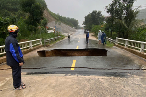Xuất hiện ‘hố tử thần’ sâu 2m nuốt trọn người và xe máy ở Đà Nẵng
