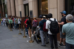 Không chỉ Việt Nam, người dân Australia cũng xếp hàng dài cả cây số để mua vàng
