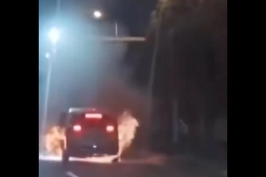 Xe điện bốc cháy khi đang chạy dù không va chạm