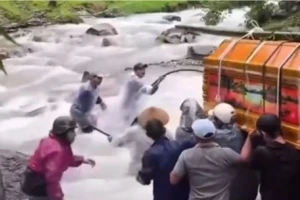 Nghẹn lòng cảnh khiêng quan tài vượt lũ ở Đà Nẵng