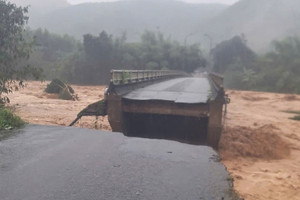 Lũ cuốn sập cầu ở Huế, hàng nghìn người bị cô lập trong biển nước