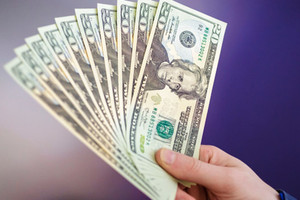 Tỷ giá USD hôm nay 27/10: Ngân hàng giảm giá, chợ đen vượt 27.600 đồng