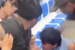 Nhân viên bảo vệ metro TPHCM bị hành khách liên tiếp đánh, đấm