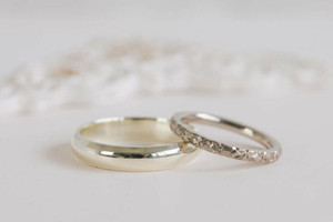 Vàng trắng có phải là vàng?