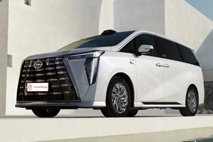 Mẫu MPV sử dụng công nghệ hybrid, mạnh mẽ với hơn 370 mã lực, chỉ ngốn 1,1L/100km, nội thất đậm chất xe sang, giá rất dễ tiếp cận