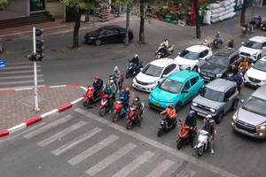 Từ 2025: Quy định mới về việc sử dụng điện thoại khi dừng đèn đỏ bị phạt không, người tham gia giao thông cần phải lưu ý gì?