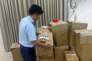 Đột kích điểm kinh doanh, phát hiện lượng lớn thực phẩm 'ba không' ở TPHCM