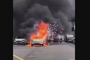 Xe Geely bất ngờ bốc cháy dữ dội, phát tiếng nổ như pháo hoa